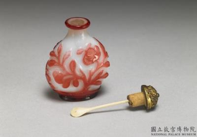 图片[3]-Red-on-white glass overlay snuff bottle with a flower-and-butterfly design, Qing dynasty, Qianlong reign (1736-1795)-China Archive